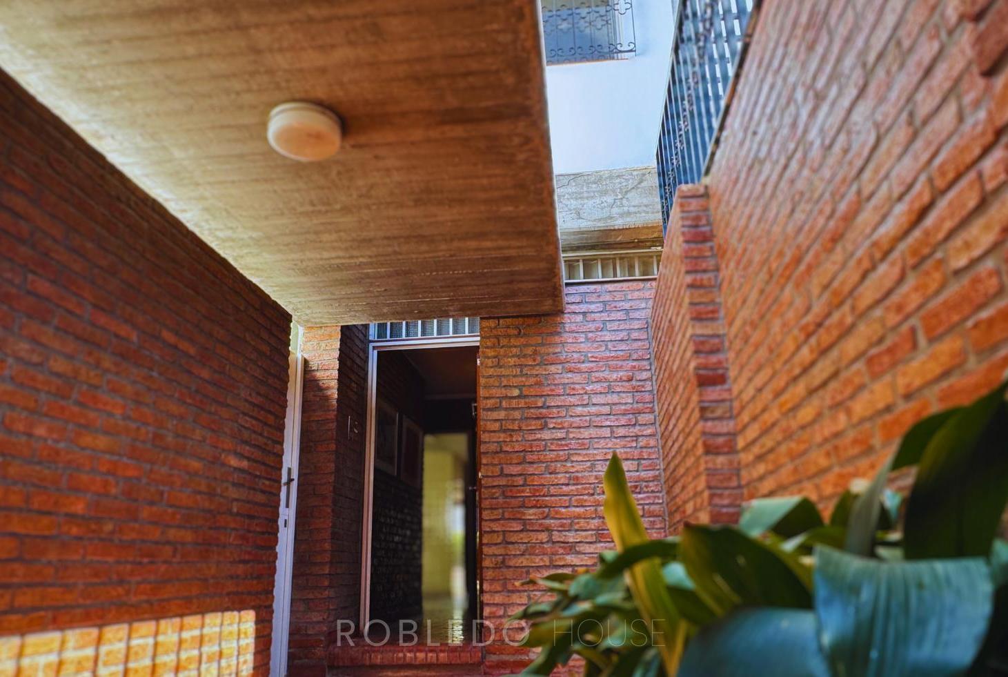 Foto de Casa en venta y/o alquiler uso comercial 7 hambientes Centro Salta, imagen 2
