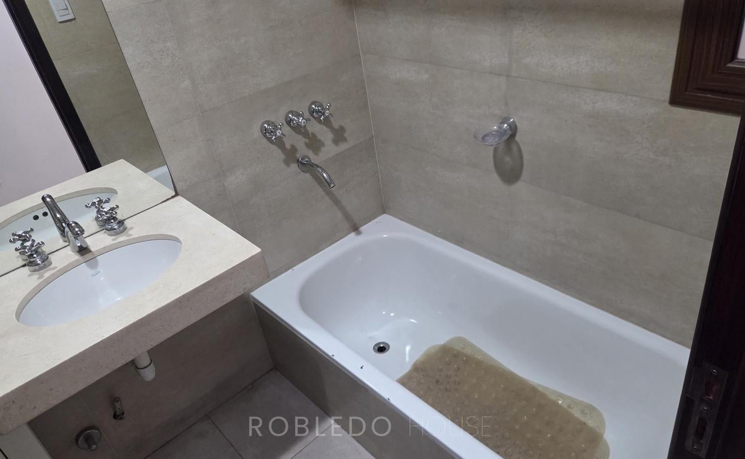 Foto de Casa de categoría en aqluiler 3 dormitorios zona Av. Banchik Zona Sur, imagen 4