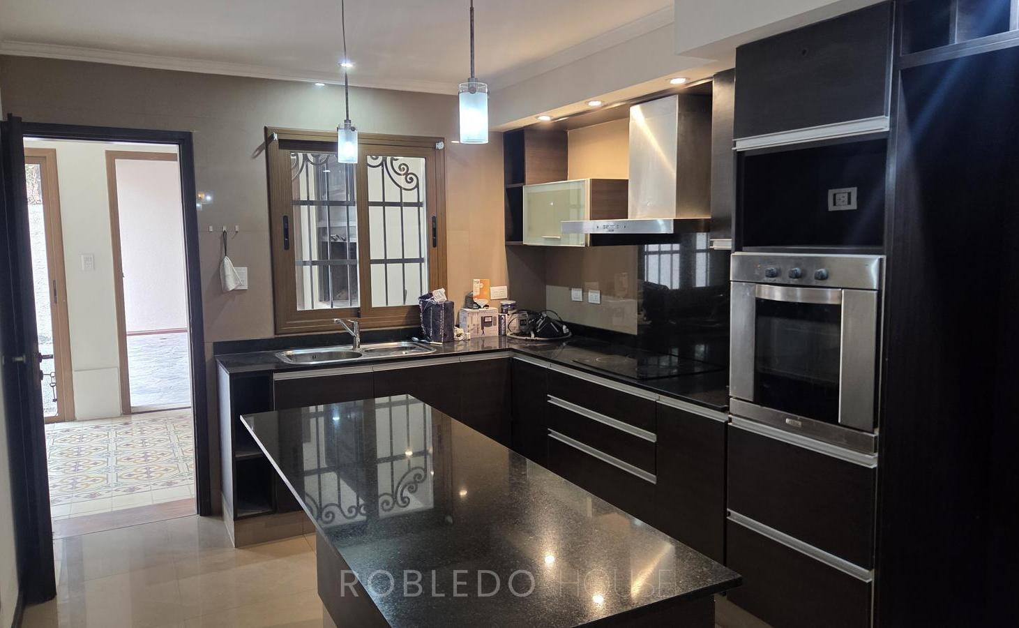 Foto de Casa de categoría en aqluiler 3 dormitorios zona Av. Banchik Zona Sur, imagen 1