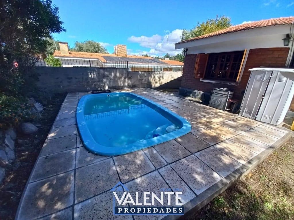 Foto de Chalet ladrillo visto con gas natural en B° Santa Rosa - La Falda, imagen 1