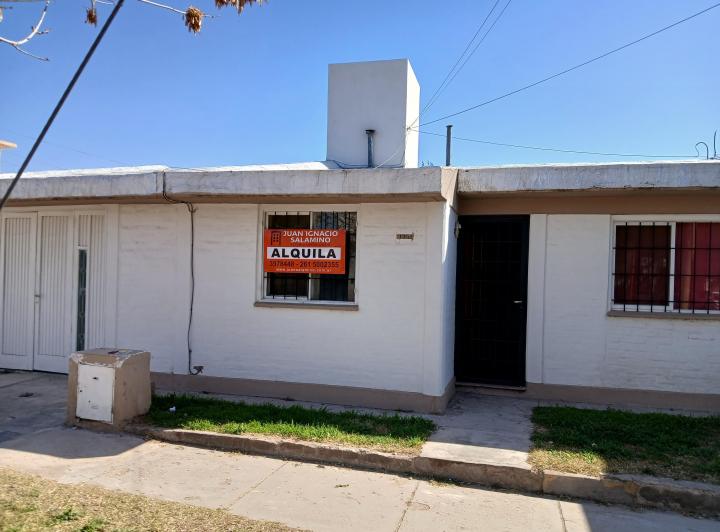 ALQUILO Casa 3 dormitorios cochera doble patio parquizado  1