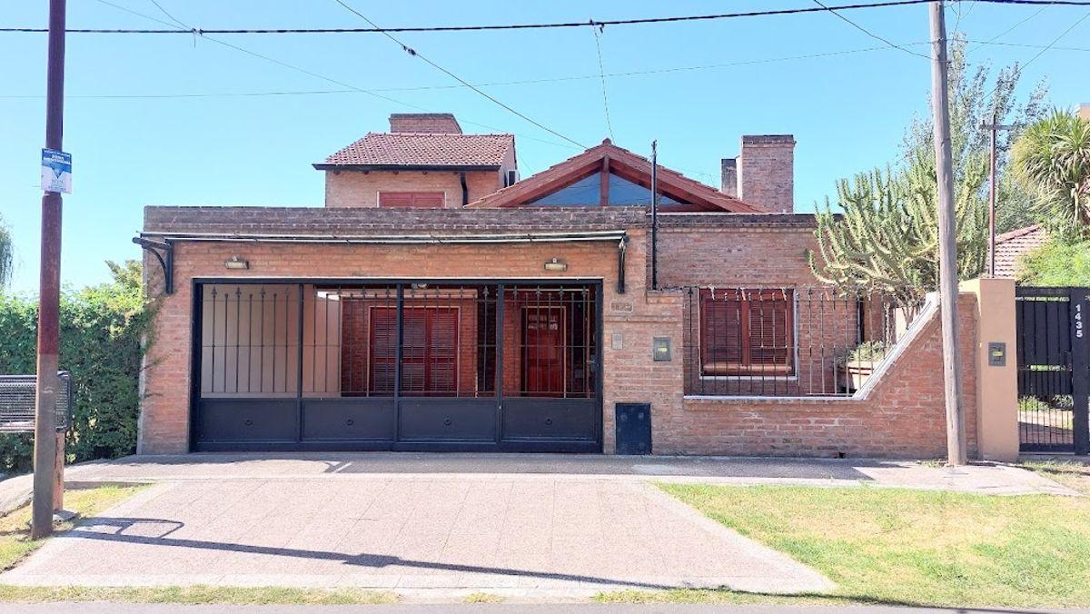 CASA CITY BELL 3 DORMITORIOS PILETA
