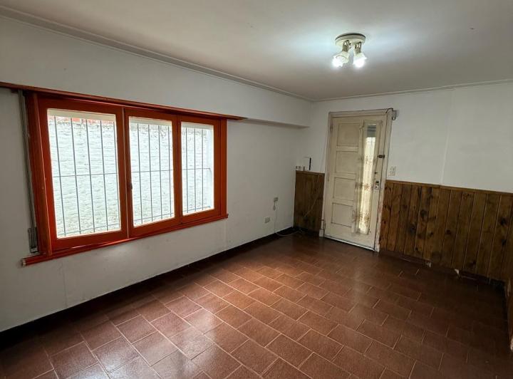 ALQUILER - Casa  3 AMB - entrada de auto y patio 4