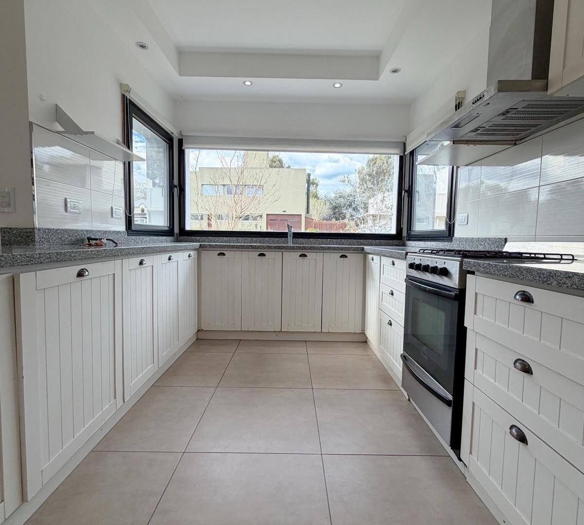 Foto de RUMENCO - RESIDENCIA DE 4 AMBIENTES - LOSA RADIANTE Y PISCINA, imagen 2