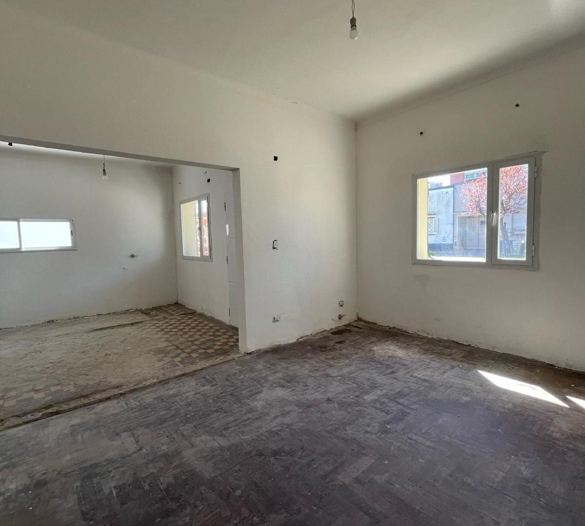 Foto de A REFACCIONAR- OPORTUNIDAD DE INVERSIÓN - CASA 4 AMBIENTES CON COCHERA, imagen 4