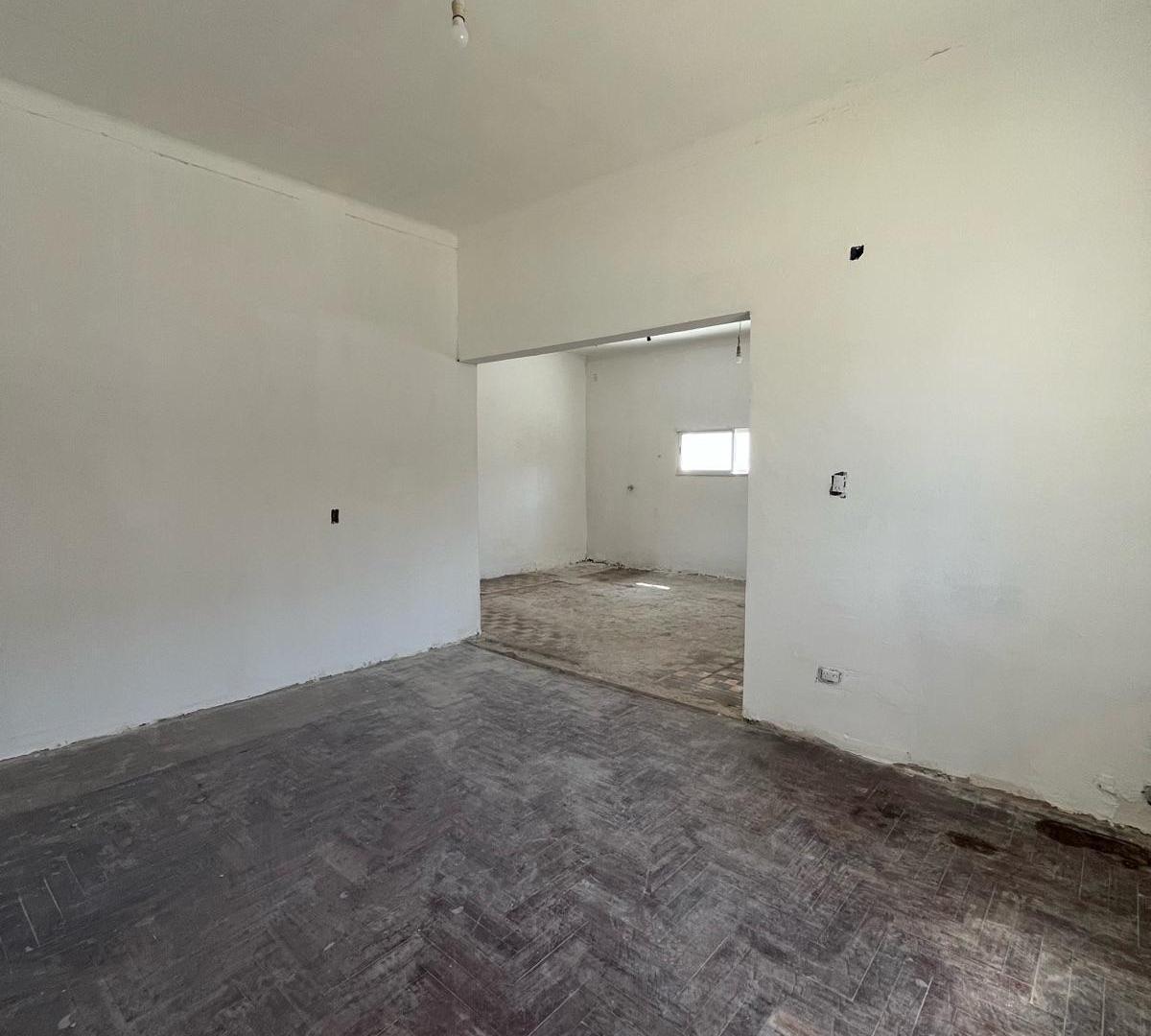 Foto de A REFACCIONAR- OPORTUNIDAD DE INVERSIÓN - CASA 4 AMBIENTES CON COCHERA, imagen 3