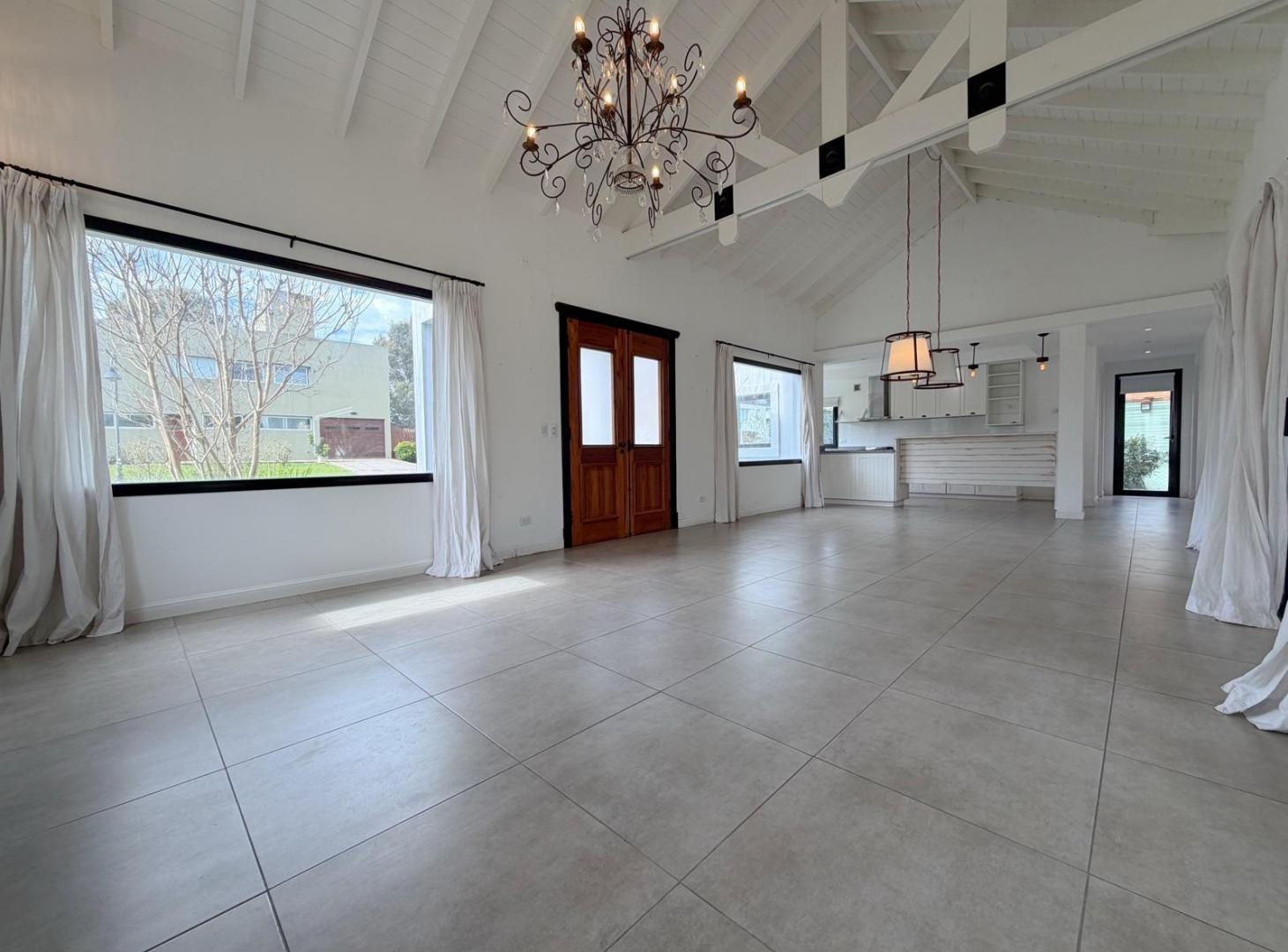 Foto de RUMENCO - RESIDENCIA DE 4 AMBIENTES - LOSA RADIANTE Y PISCINA, imagen 3