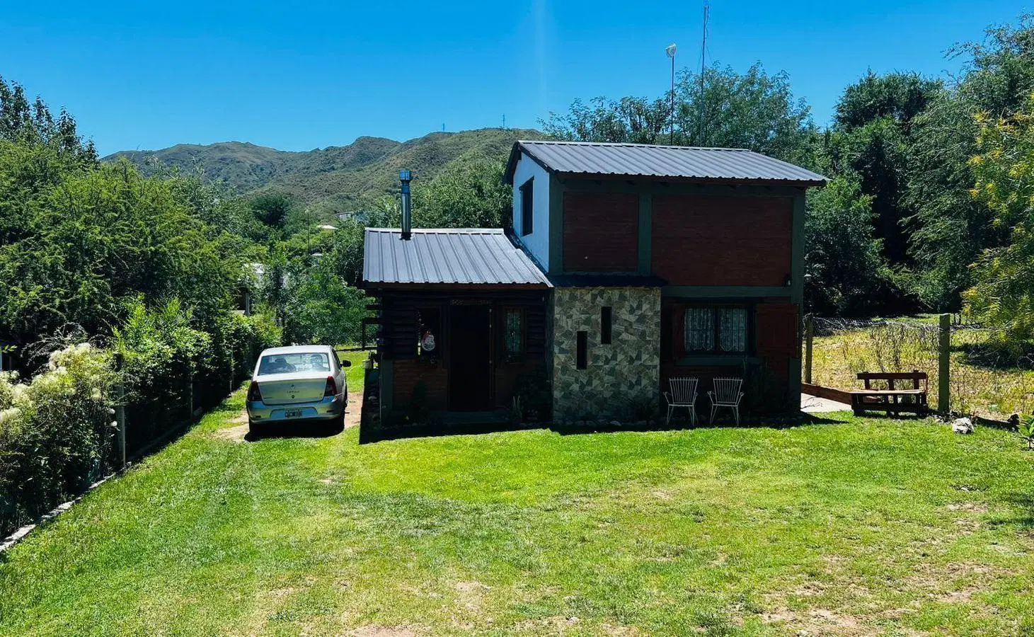 CASA EN VENTA DE DOS PLANTAS CON VISTA POSTAL A 200MTS DE AV. PRINCIPAL 4