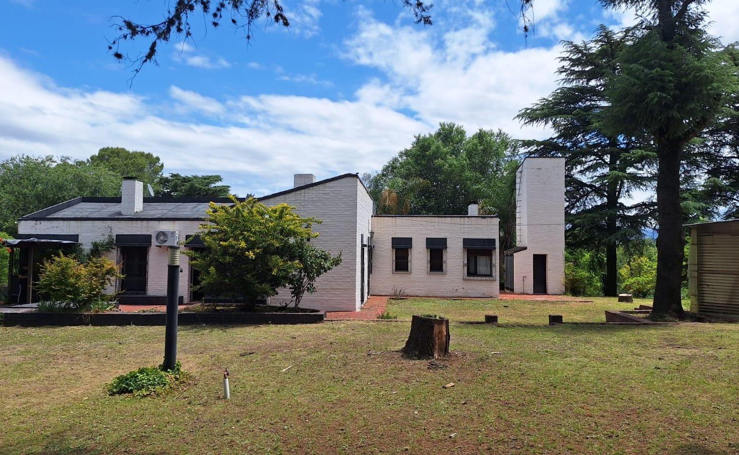 CASA EN VENTA EN SIQUIMAN SOBRE RUTA 38 MAS LOCAL COMERCIAL Y PISCINA PARQUE DE 5000 MS