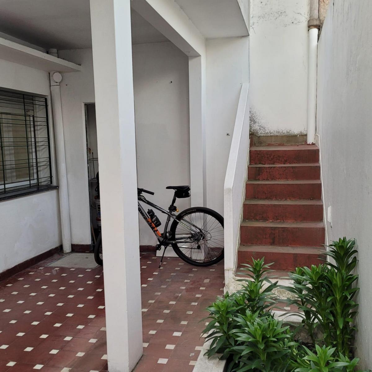 Departamento de 3 Amb con Patio y Cochera en Quilmes Oeste 2