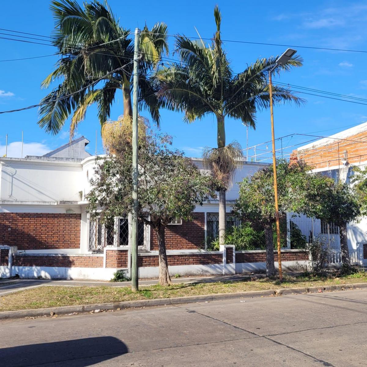 Casa de Tres Amb con Cochera en Quilmes Oeste Centro. 2
