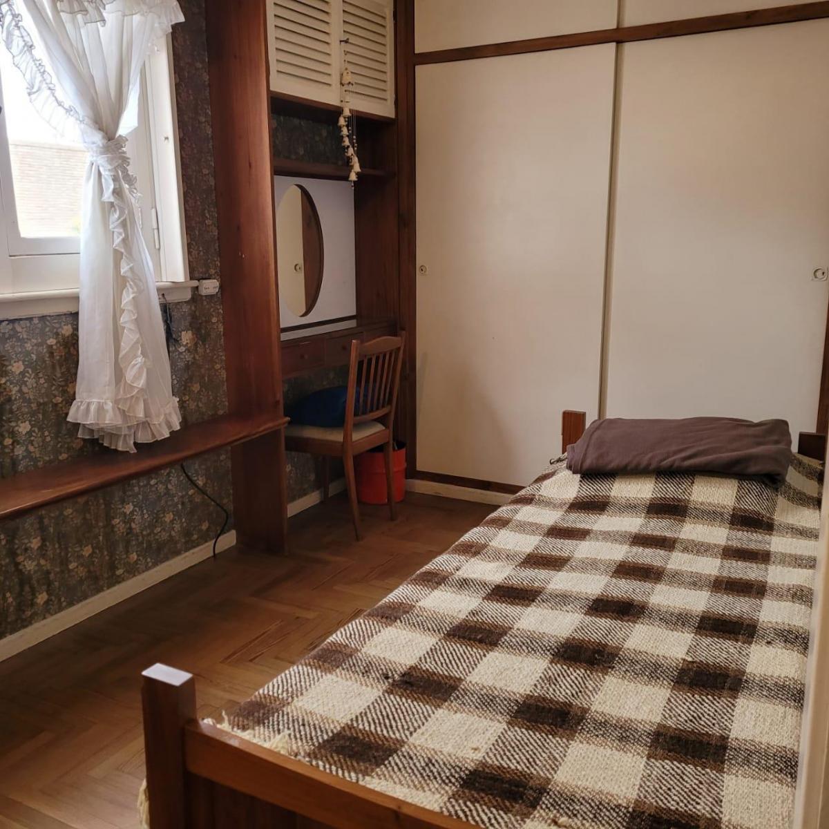 VENTA CASA DE 3 AMB CON COCHERA Y FONDO LIBRE EN B° P BERNAL