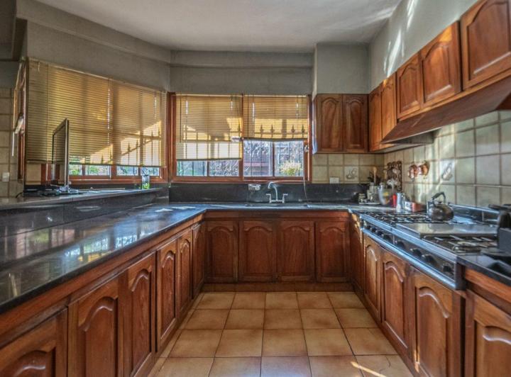 CASA 5 AMB EN VENTA FLORES CON DEP SERV Y FONDO 4