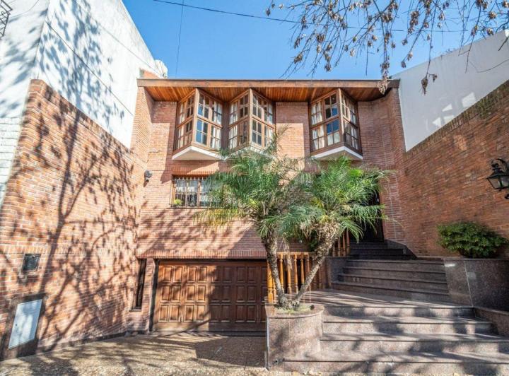 CASA 5 AMB EN VENTA FLORES CON DEP SERV Y FONDO 2