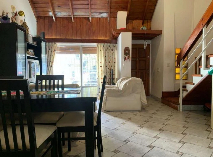 CASA 6 AMB EN VENTA LINIERS COCHERA- PATIO -BALCON 1