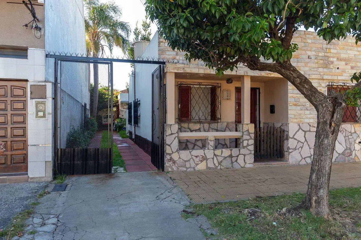 Venta casas multifami Caseros pileta jardín garage 2