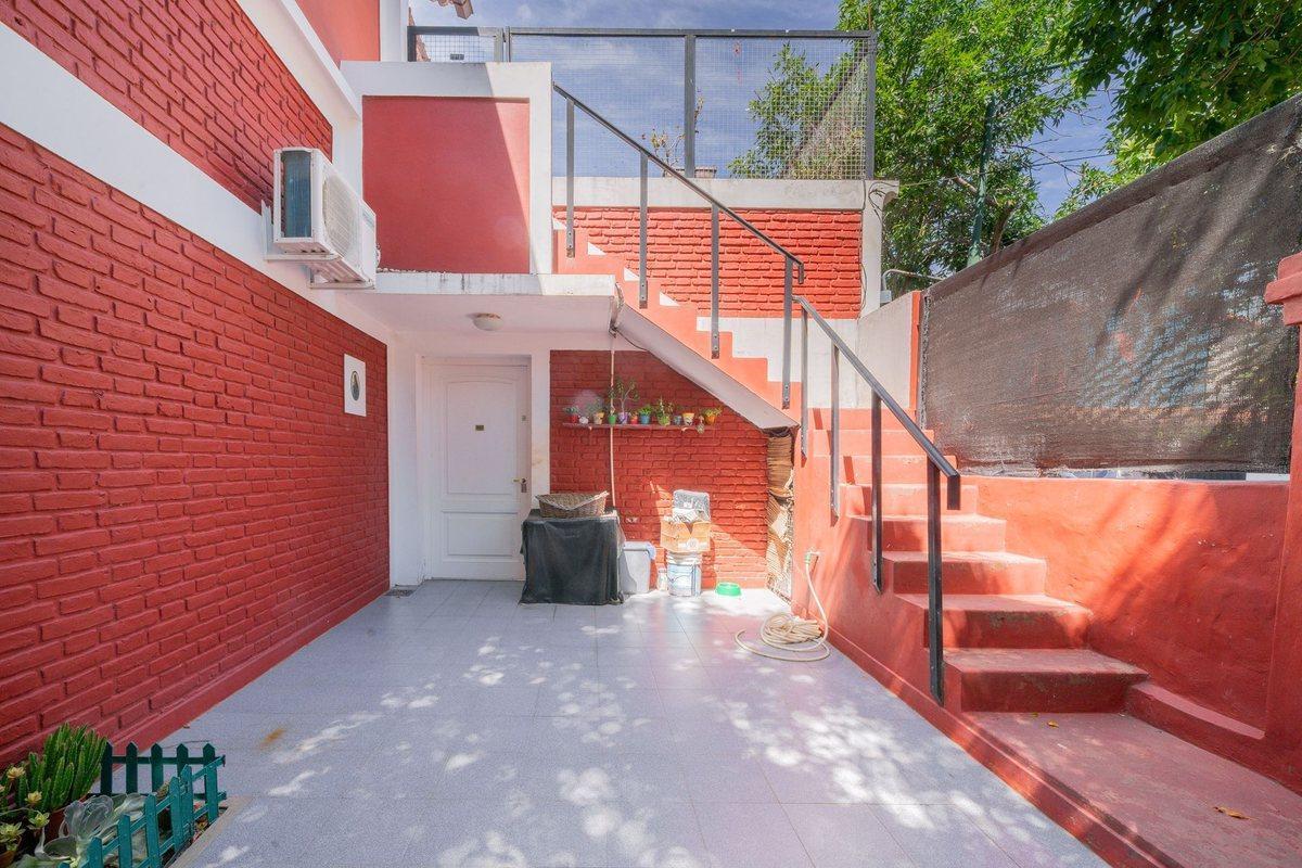 Venta 2 Casas y monoambiente en block. San Isidro