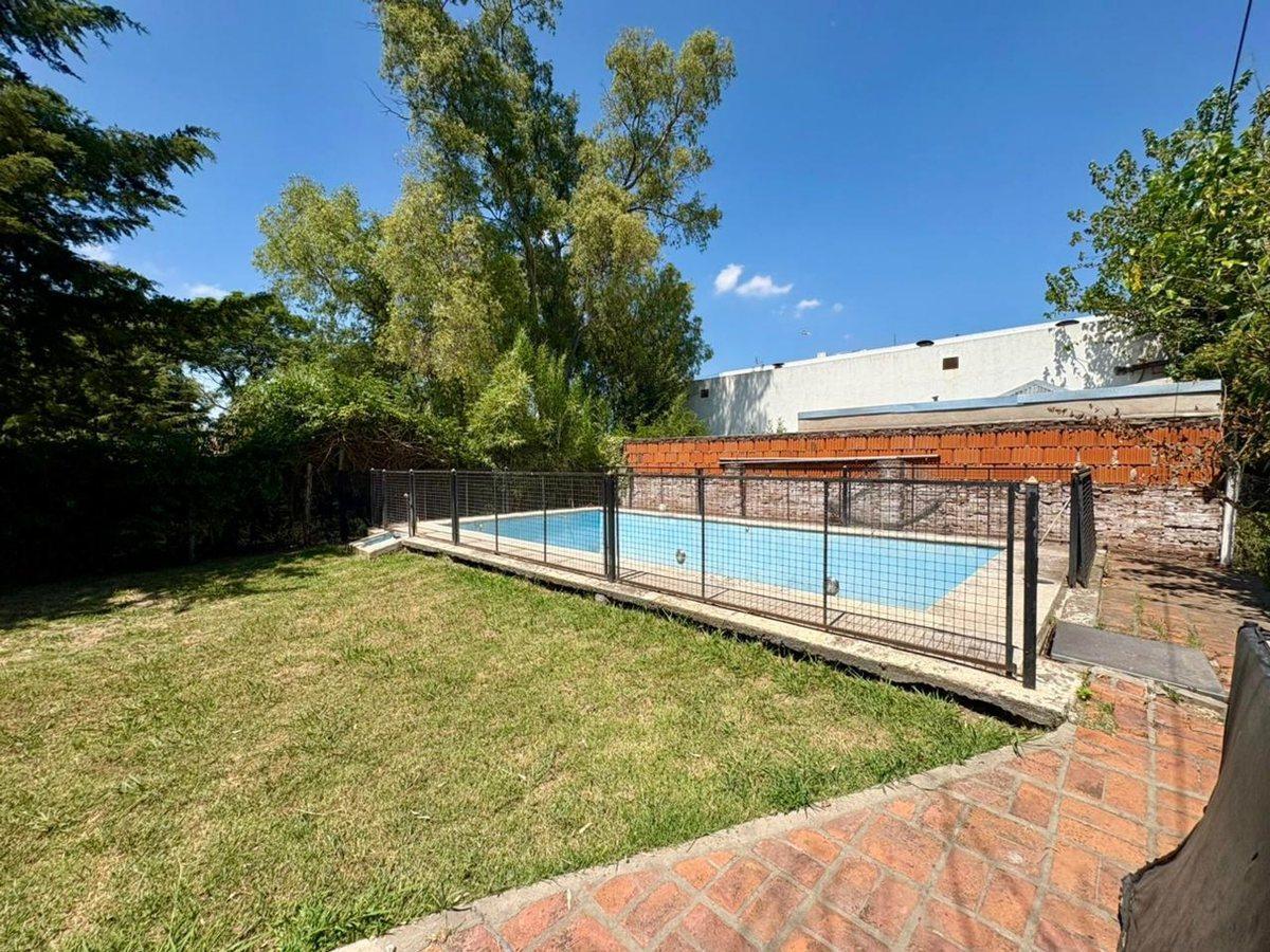 Venta casa 4 ambientes parque y pileta en Luján