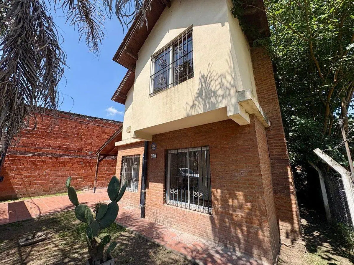 Venta casa 4 ambientes parque y pileta en Luján 2