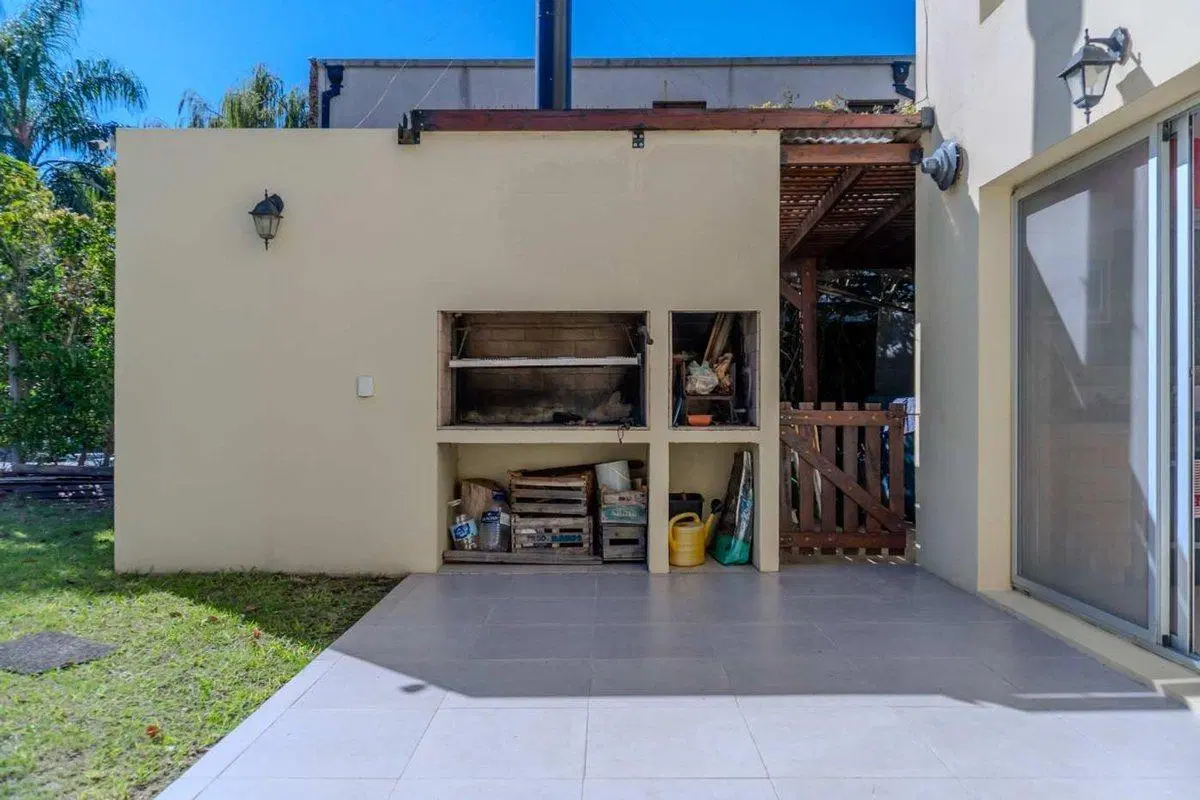 VENTA CASA DE 4 AMBIENTES. BARRIO SANTA CLARA 3