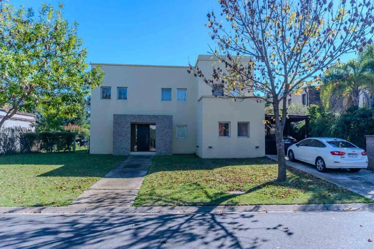 VENTA CASA DE 4 AMBIENTES. BARRIO SANTA CLARA 2