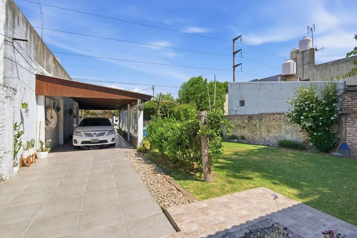 Casa 5 ambientes en venta en Burzaco con jardín 5