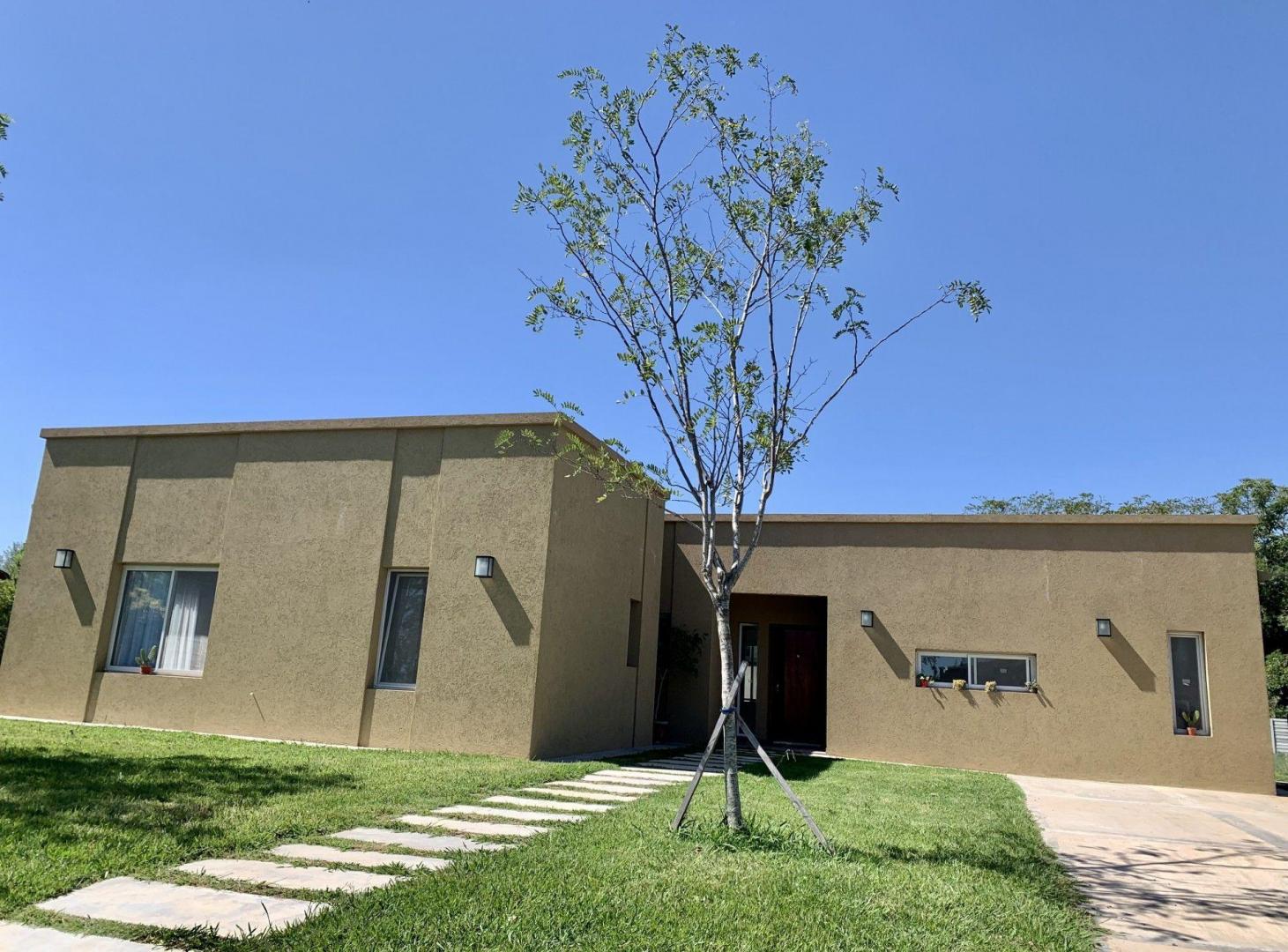 VENTA CASA BARRIO SAN MATIAS CON PILETA  LUMINOSA