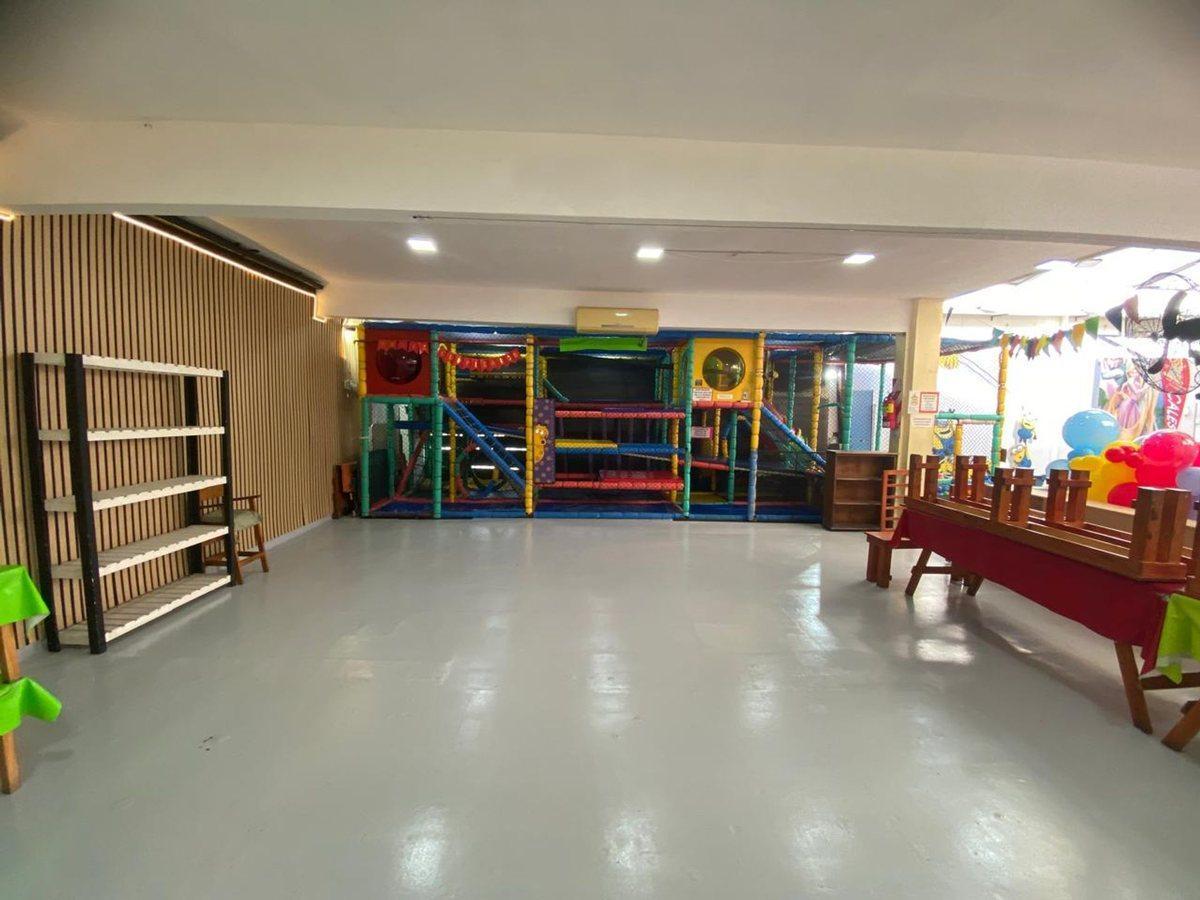 VENTA TRES LOCALES EN BLOQUE EXCELENTE UBICACION