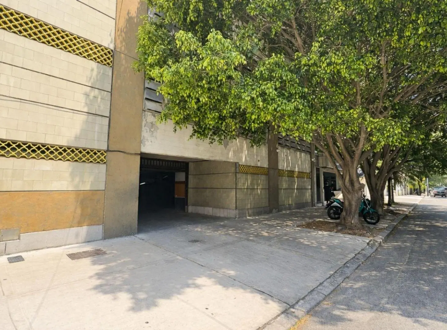 VENTA AMPLIA COCHERA FIJA CON SEGURIDAD 24 HS 3