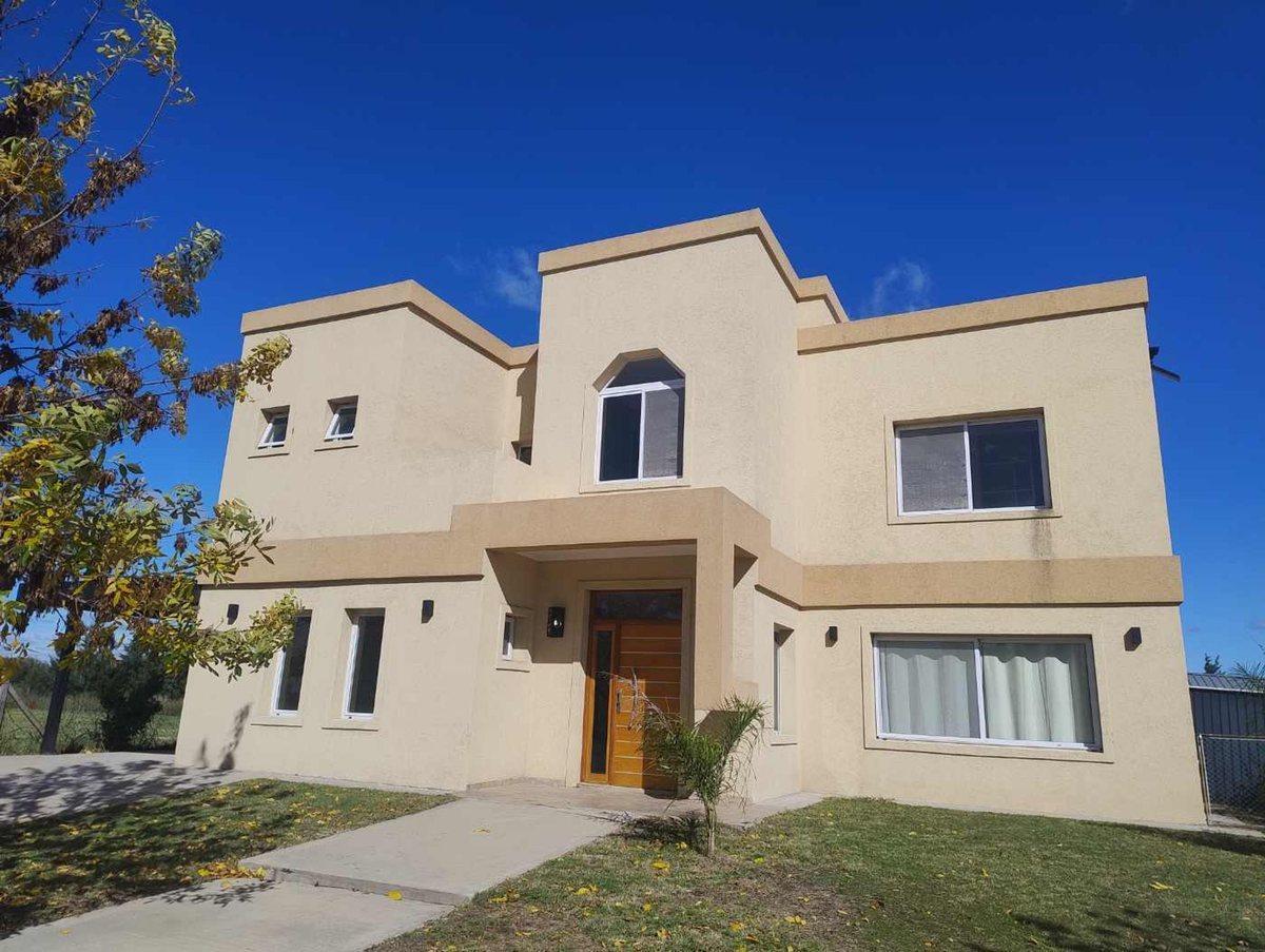 Casa 6 ambientes en venta en EL CANTON con pileta