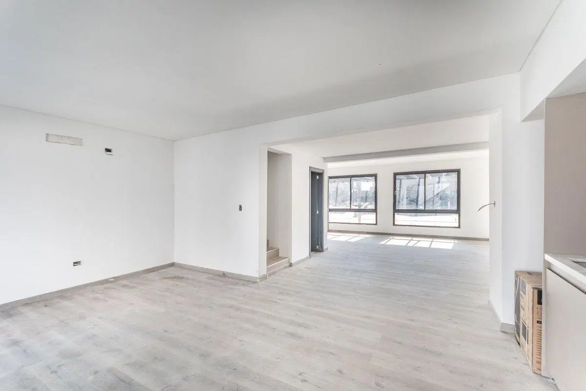 Venta depto. 4 amb. , cochera y jardin. Nordelta 5
