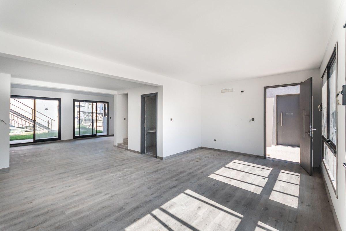 Venta depto. 4 amb. , cochera y jardin. Nordelta