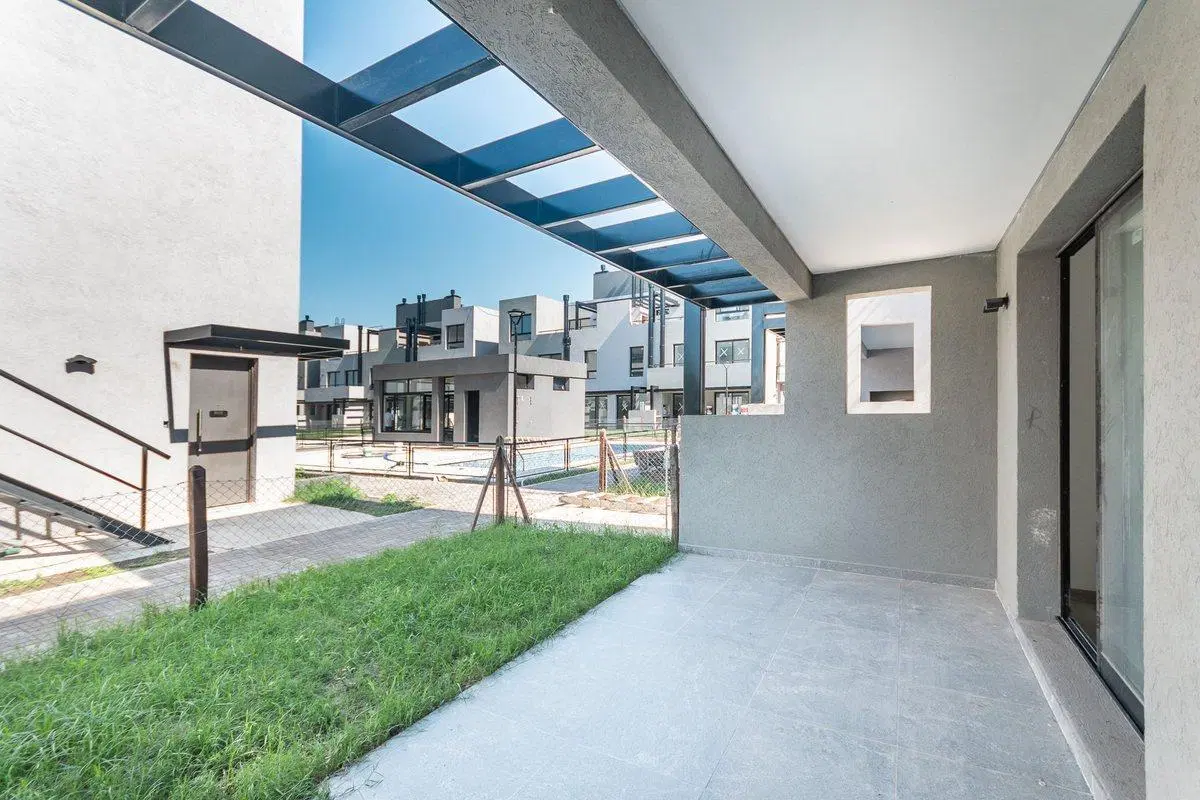 Venta depto. 4 amb. , cochera y jardin. Nordelta 4