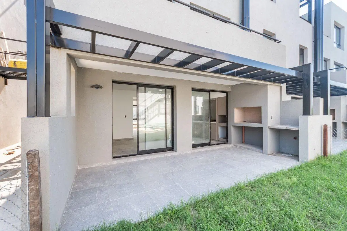 Venta depto. 4 amb. , cochera y jardin. Nordelta 3