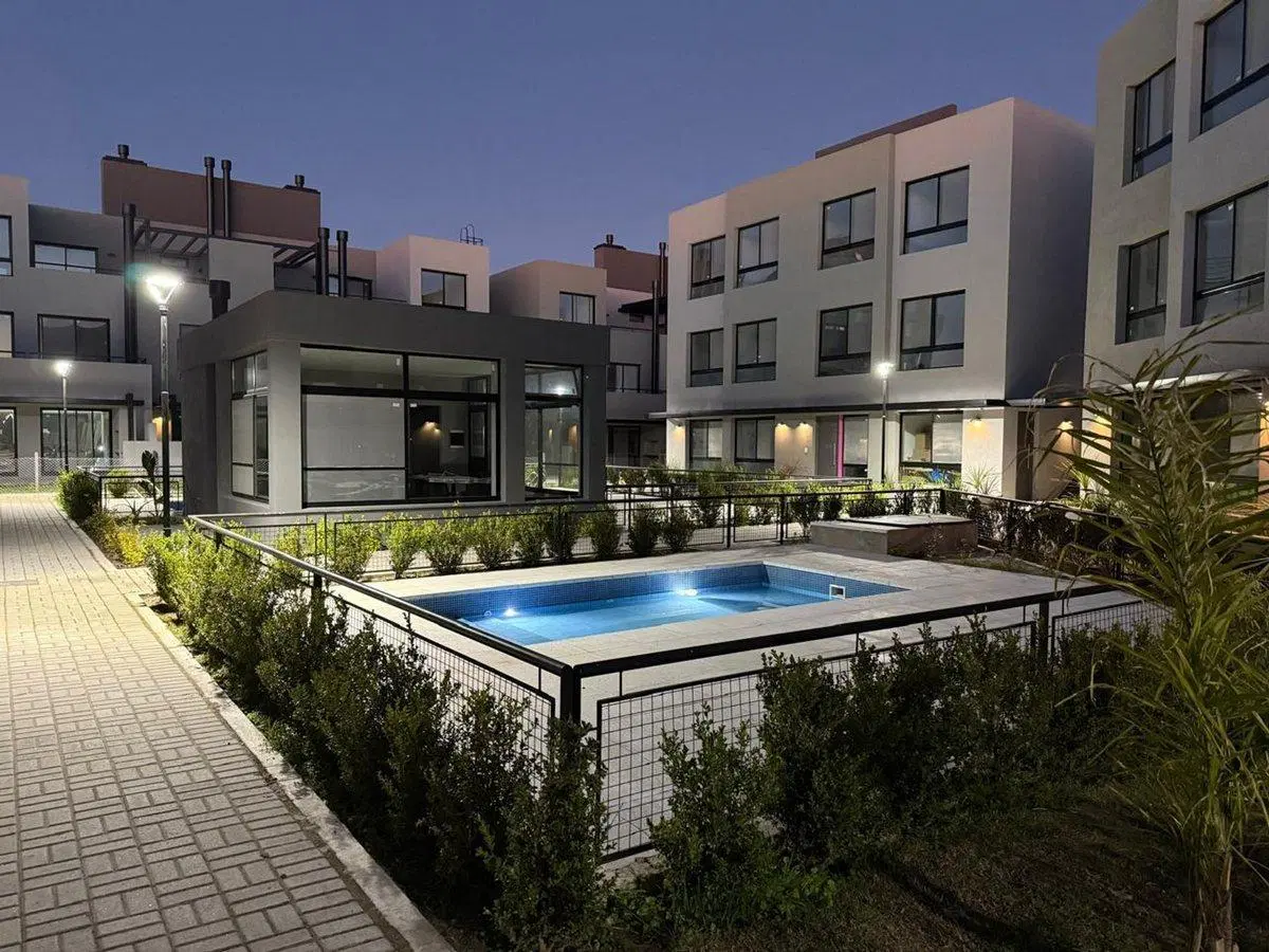 Venta depto. 4 amb. , cochera y jardin. Nordelta 2