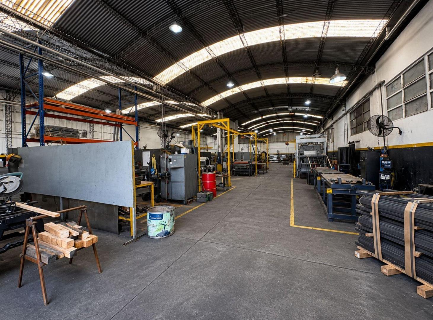 Venta planta industrial 2100 m2 con puente grúa