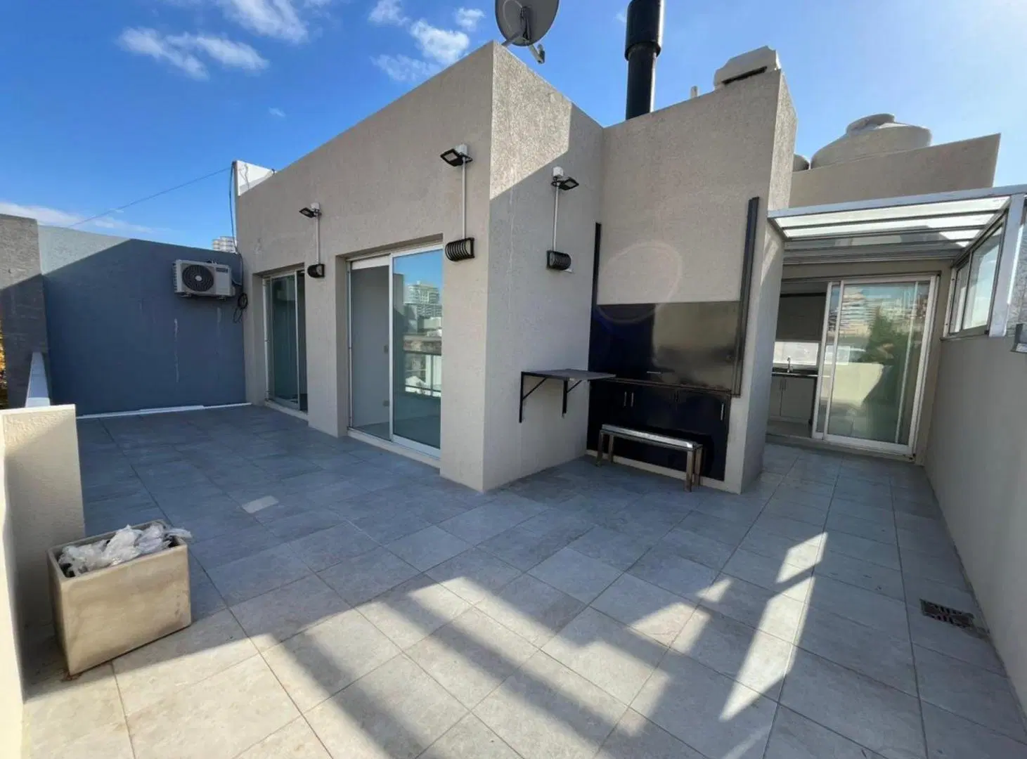 VENTA DTO 2 AMB GRAN TERRAZA Y COCHERA EN URQUIZA 5