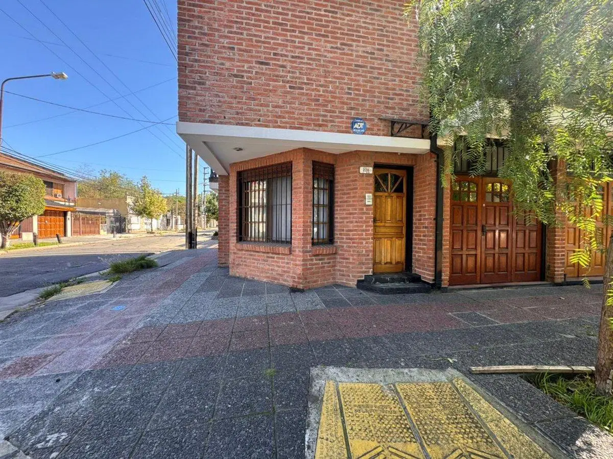 TRÍPLEX 5 AMBIENTES EN VENTA RAMOS MEJÍA /COCHERA 5