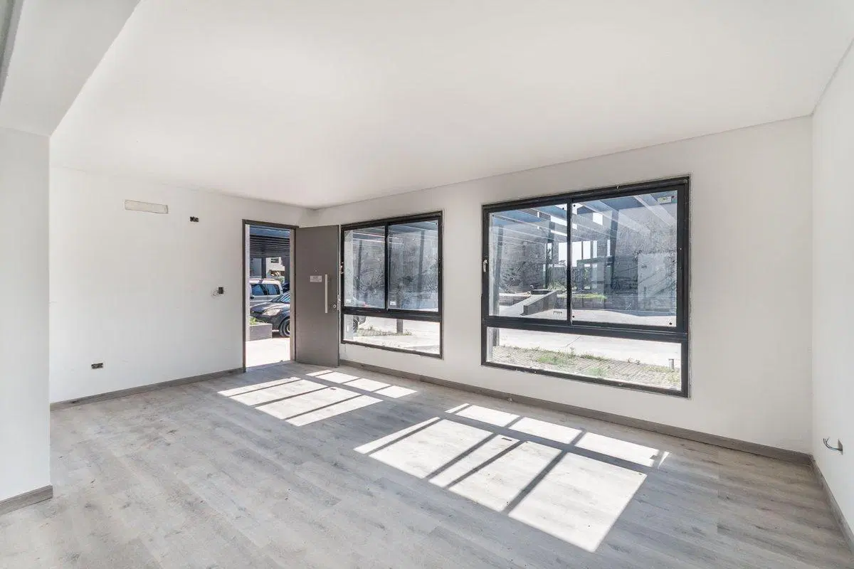 Venta depto. 4 amb. , cochera y jardin. Nordelta 5