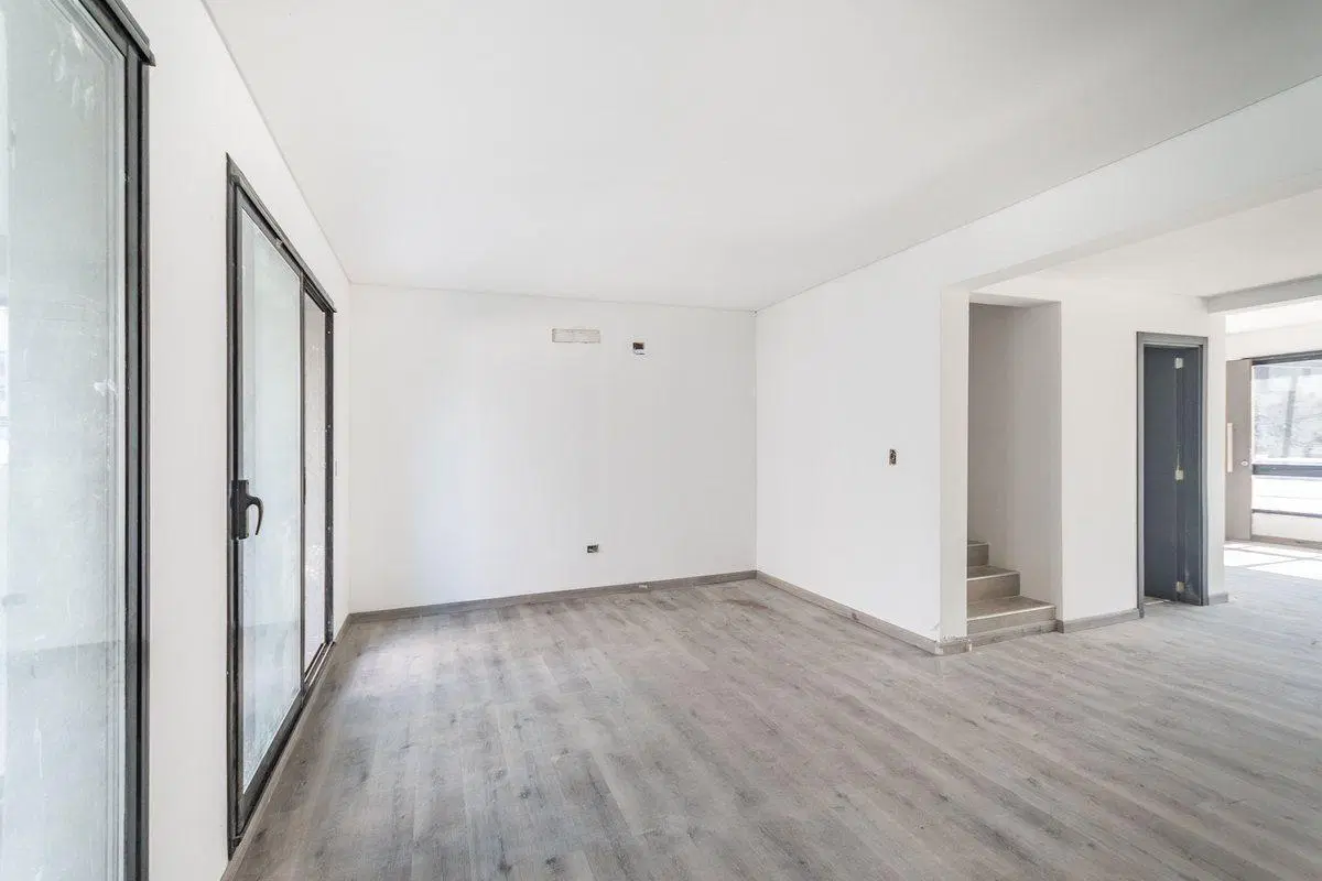 Venta depto. 4 amb. , cochera y jardin. Nordelta 4