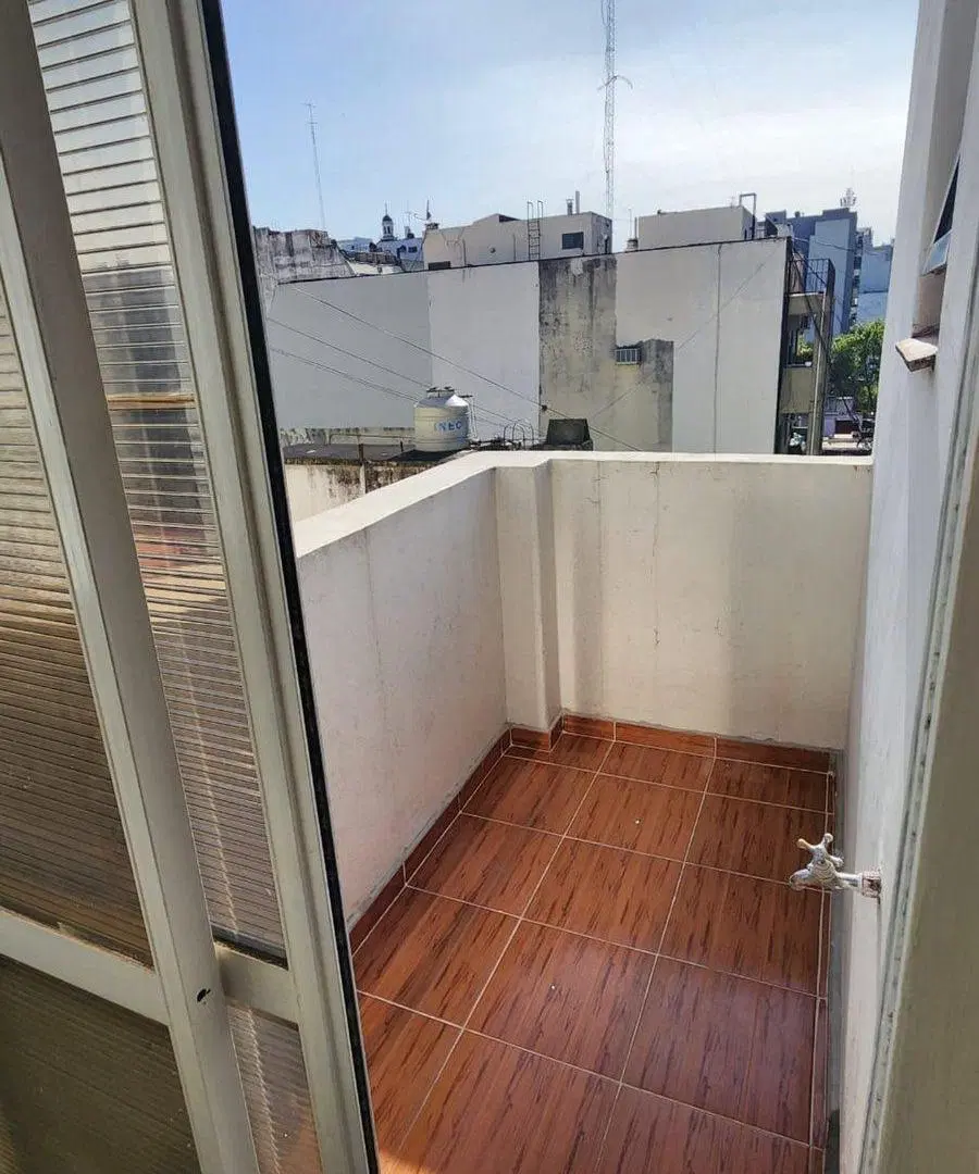 Venta departamento 4 ambientes con balcón Flores 2
