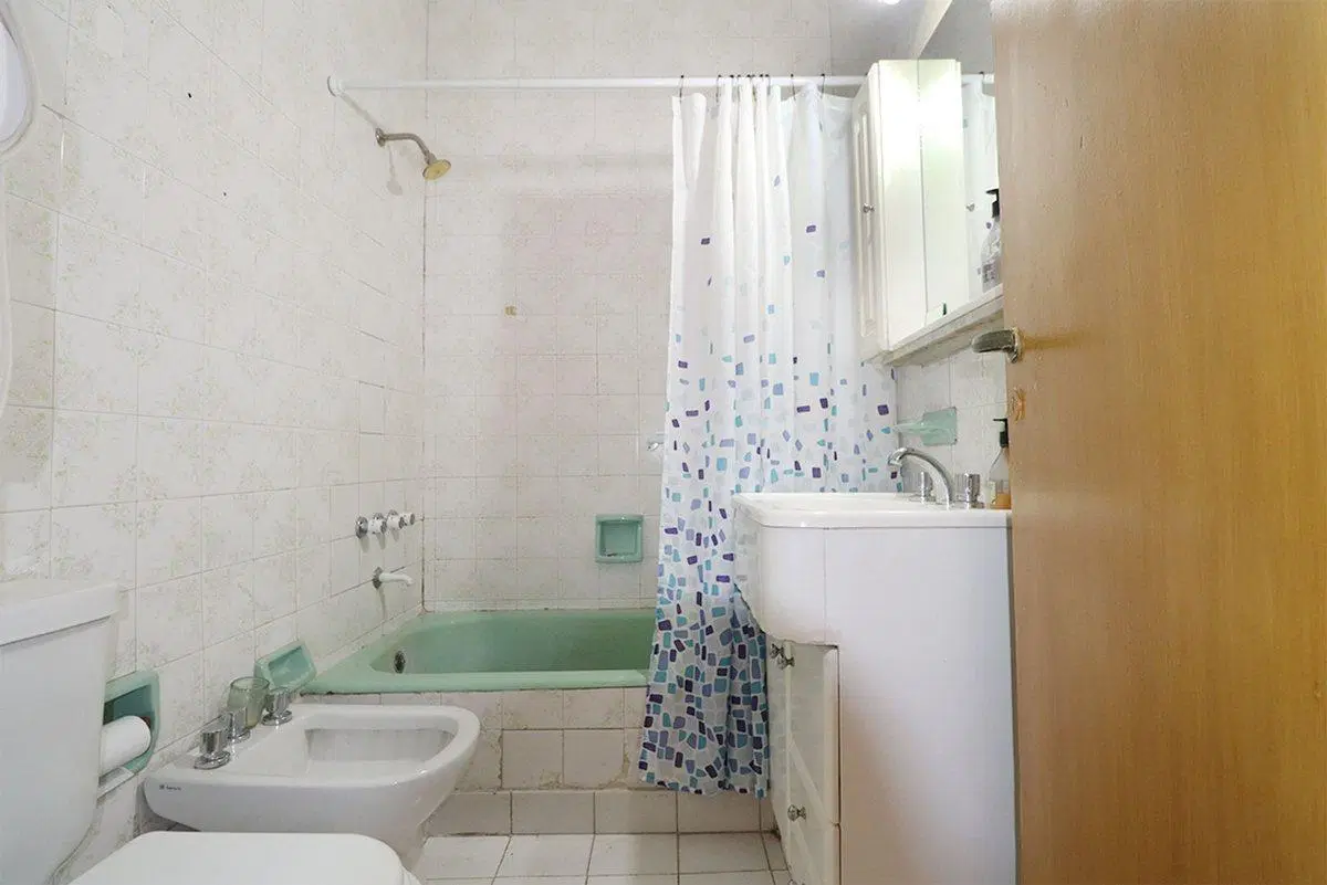 Venta departamento 4 ambientes con balcón Flores 8