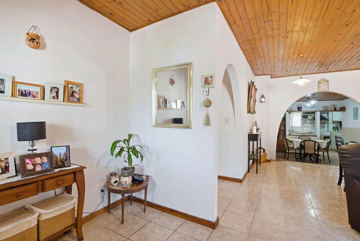 Casa 5 ambientes en venta en Burzaco con jardín 4