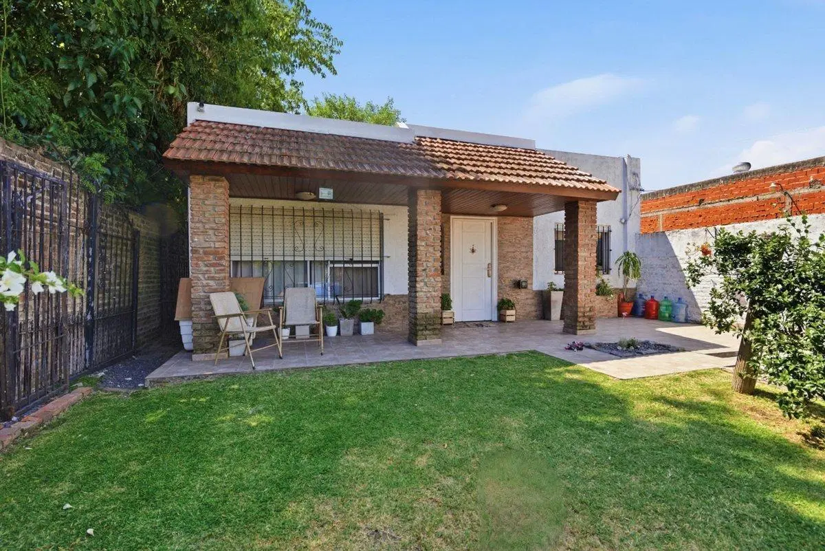 Casa 5 ambientes en venta en Burzaco con jardín 3