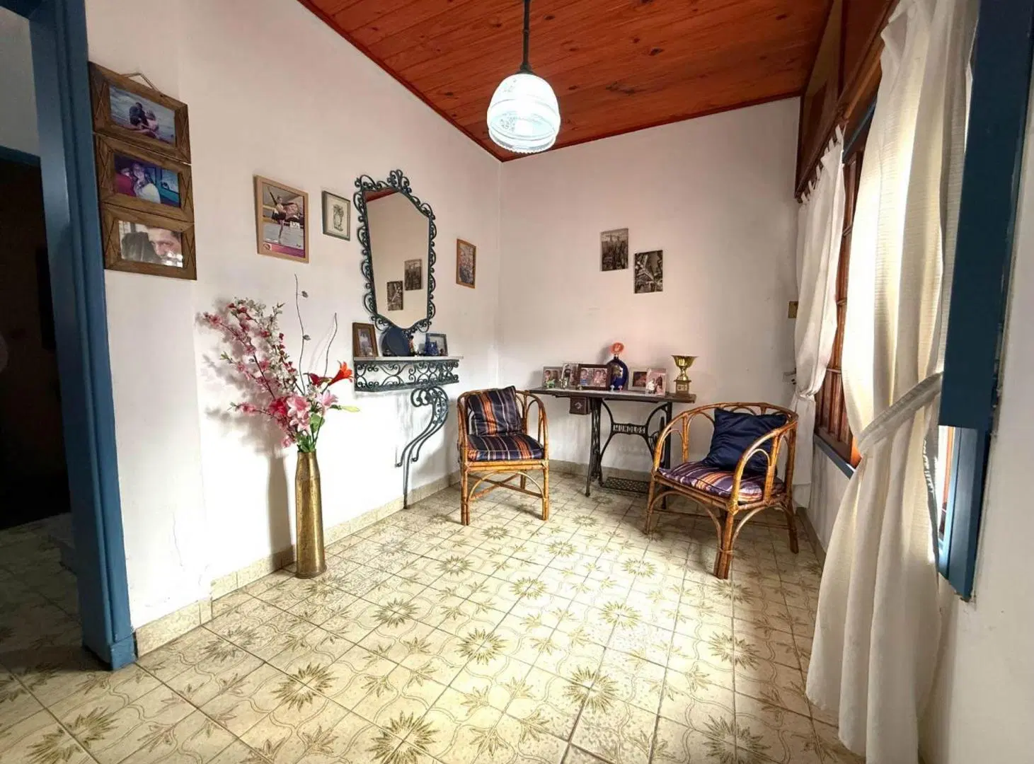Venta Casa en Caseros 4 AMBIENTES. JARDIN-COCHERA 2