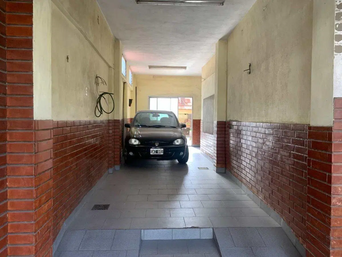CASA MULTIFLIAR VENTA 6 AMB LUGANO GARAGE- PATIO 3