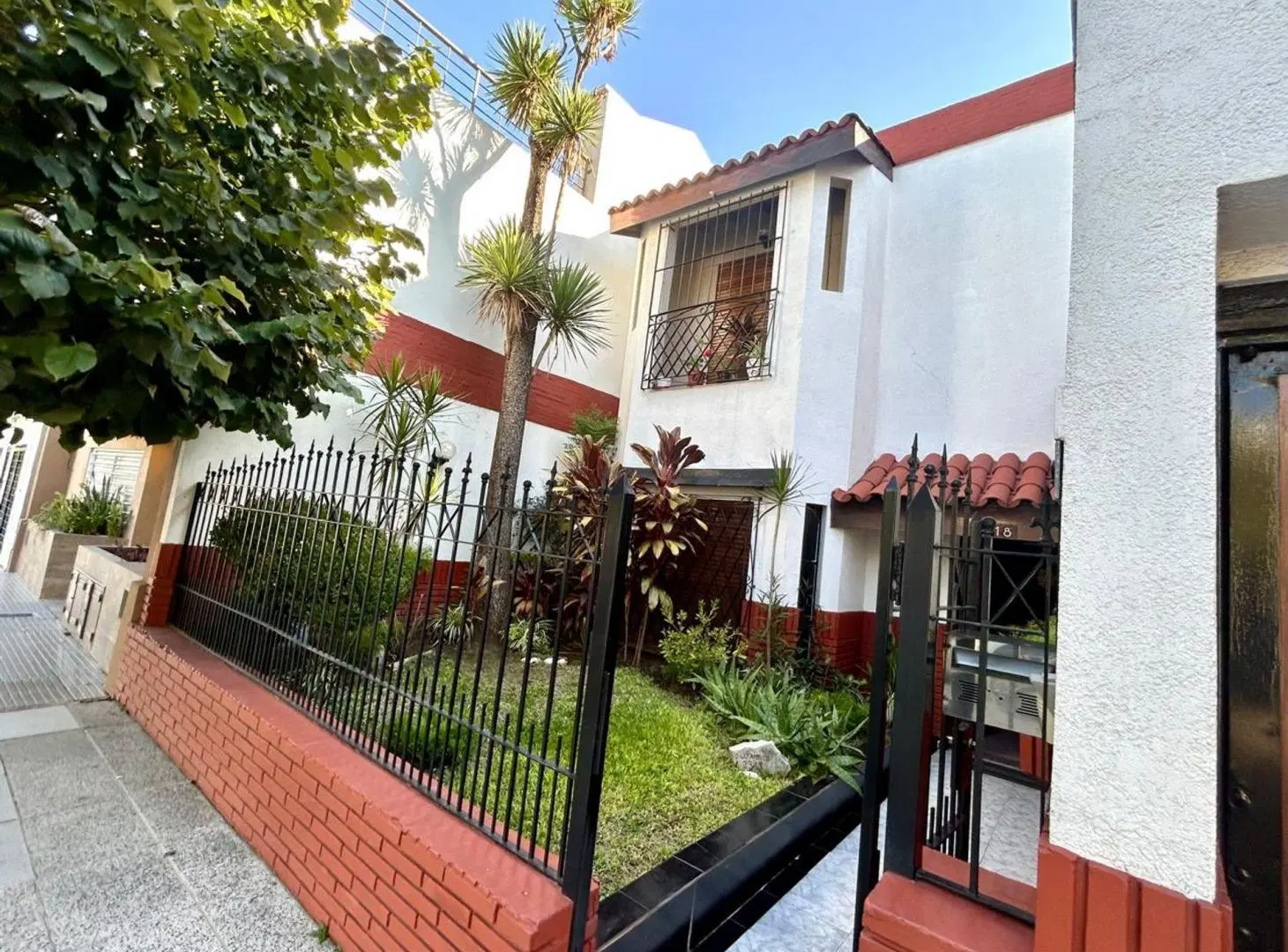 VENTA CASA 4 AMB. C/ QUINCHO PATIO TERRAZA COCHERA 8