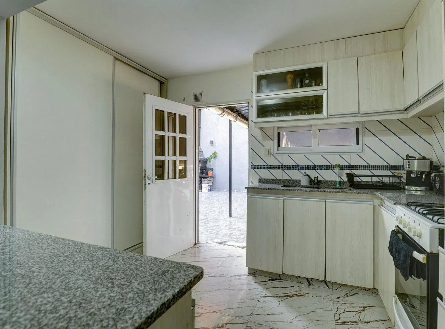 VENTA CASA 3 AMB CON PATIO Y COCHERA EN CIUDADELA 4