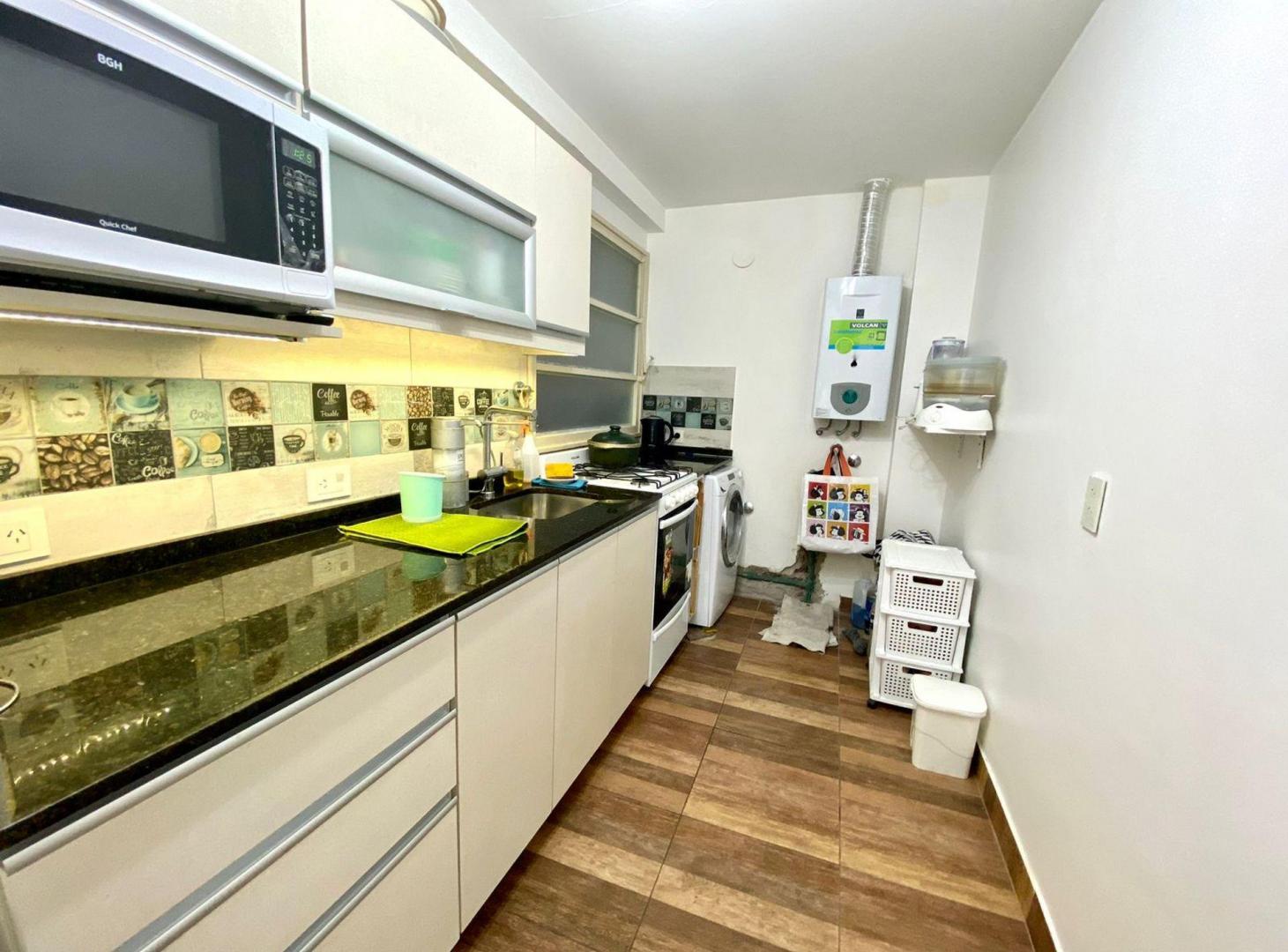 Foto de DEPARTAMENTO 2 AMB VENTA EN MONTE CASTRO RECICLADO, imagen 2