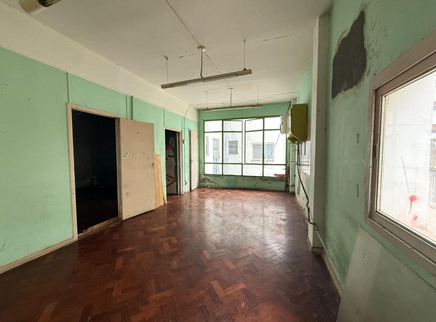 Foto de VENTA 3 AMB - TIPO OFICINA, A RECICLAR - BALVANERA, imagen 2